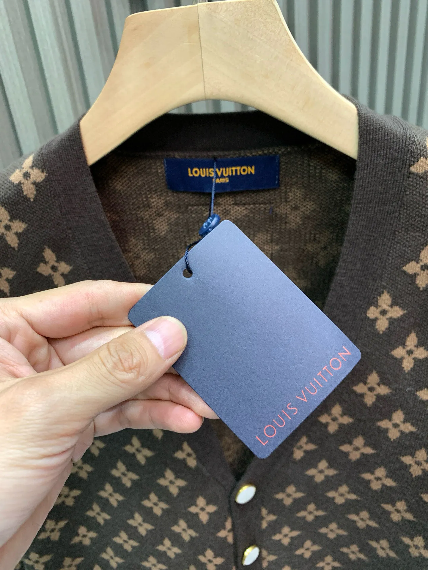 🅿️420 🀄️ Louis Vuitton 1V2025FW new MONOGRAM embroidered presbyopic sheep wool knitted sweater. This knitted sweater is made of soft wool. It uses rich colors to add warmth to cold weather. The full-width MONOGRAM jacquard and the embroidered Doodles pattern from the 23 autumn and winter show set off each other. The texture is delicate and soft, and it has a sense of weight on the hand. It is very thick, breathable and comfortable. The overall body of the clothes gives people a clean and refreshing feeling. It is suitable for wearing in the current season. It is really young and outstanding, fashionable and energetic. The brown color is the same for men and women.
